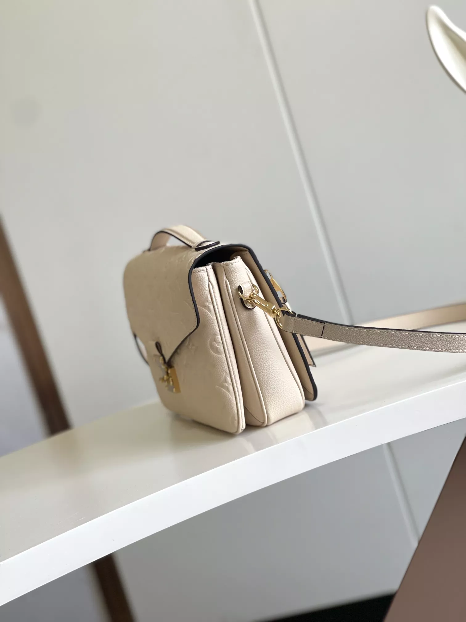 Louis Vuitton AAA Quality Messenger Bags For Women Modern 9088