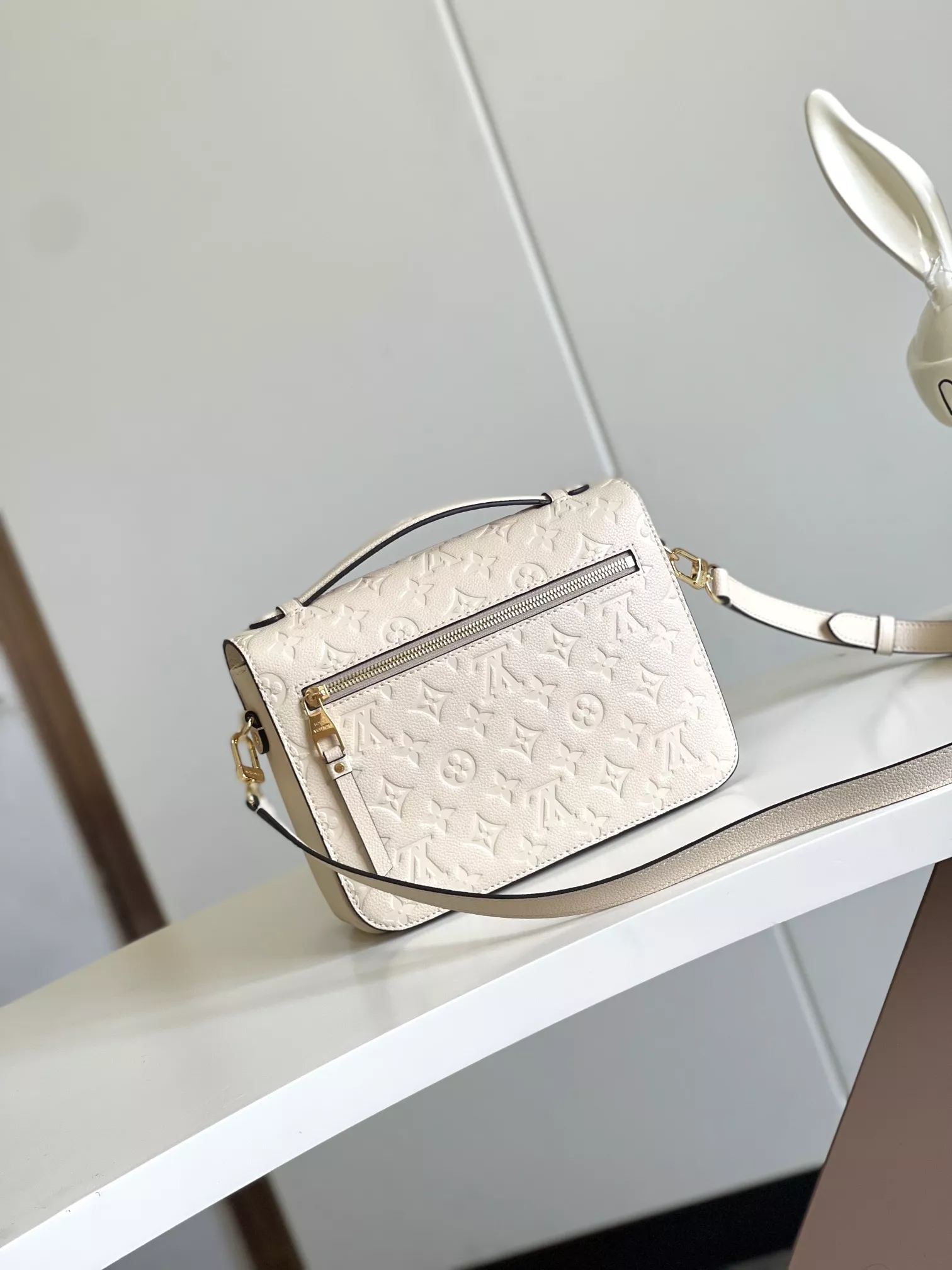 Louis Vuitton AAA Quality Messenger Bags For Women Modern 9088 - Image 3