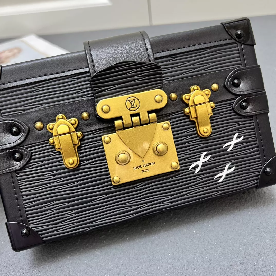 Louis Vuitton AAA Quality Messenger Bags For Women Practical 268 - Image 4