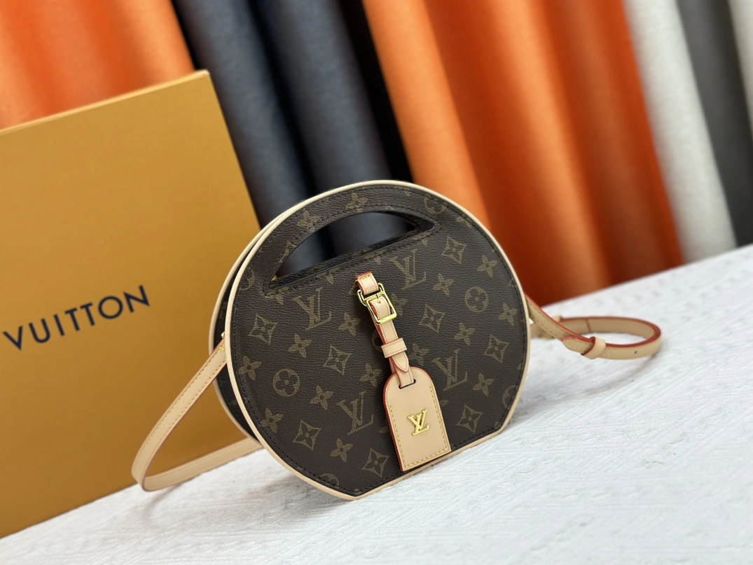 Louis Vuitton AAA Quality Messenger Bags For Women Stylish 4825