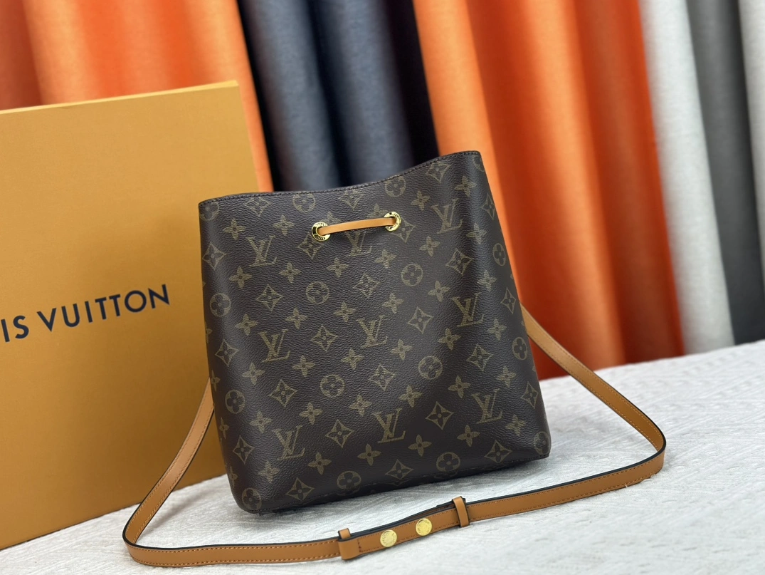 Louis Vuitton AAA Quality Messenger Bags For Women Trendsetting 3634 - Image 3