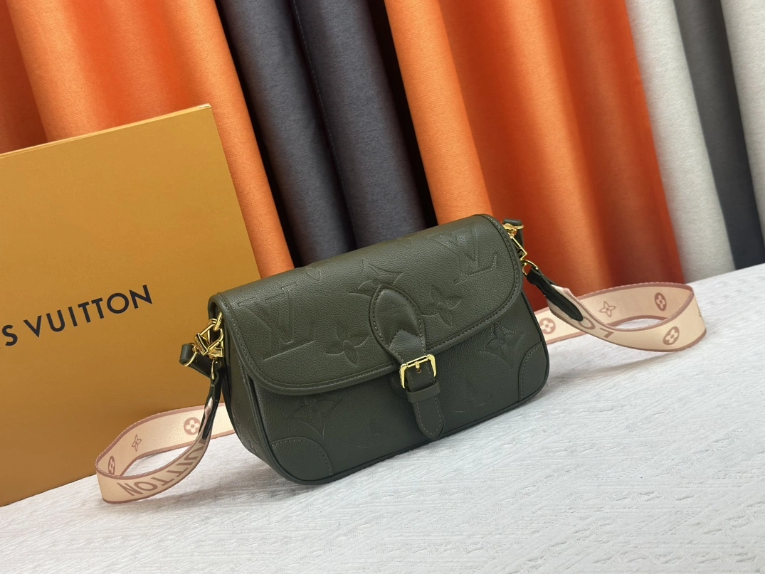 Louis Vuitton AAA Quality Messenger Bags For Women Versatile 4784