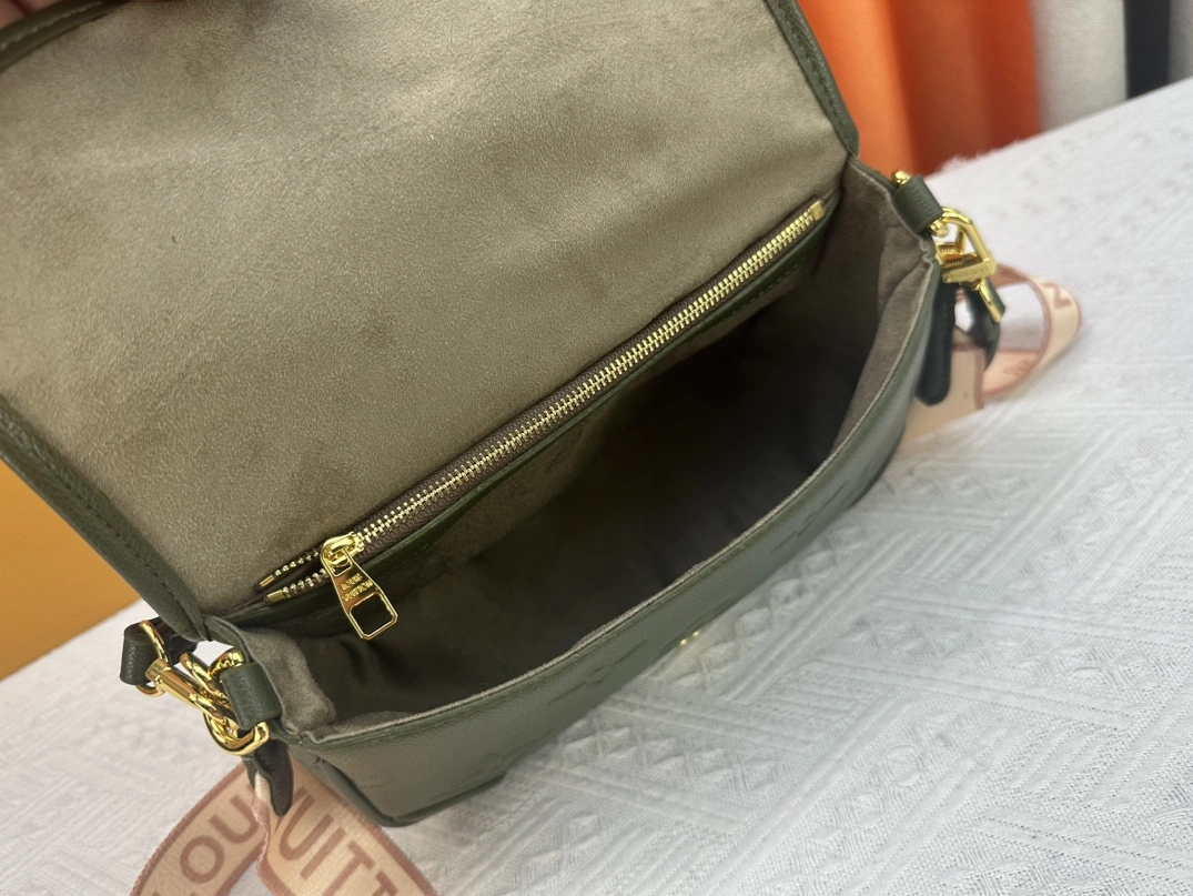 Louis Vuitton AAA Quality Messenger Bags For Women Versatile 4784 - Image 8