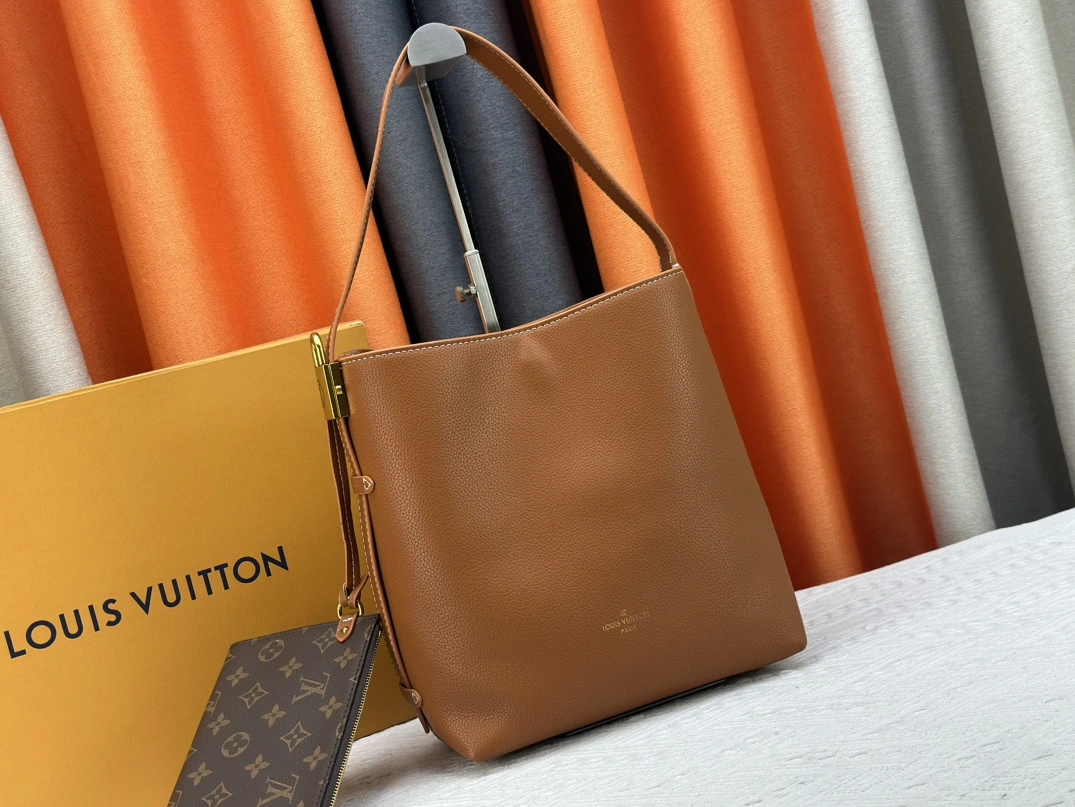 Louis Vuitton AAA Quality Shoulder Bags For Women Trendsetting 5918