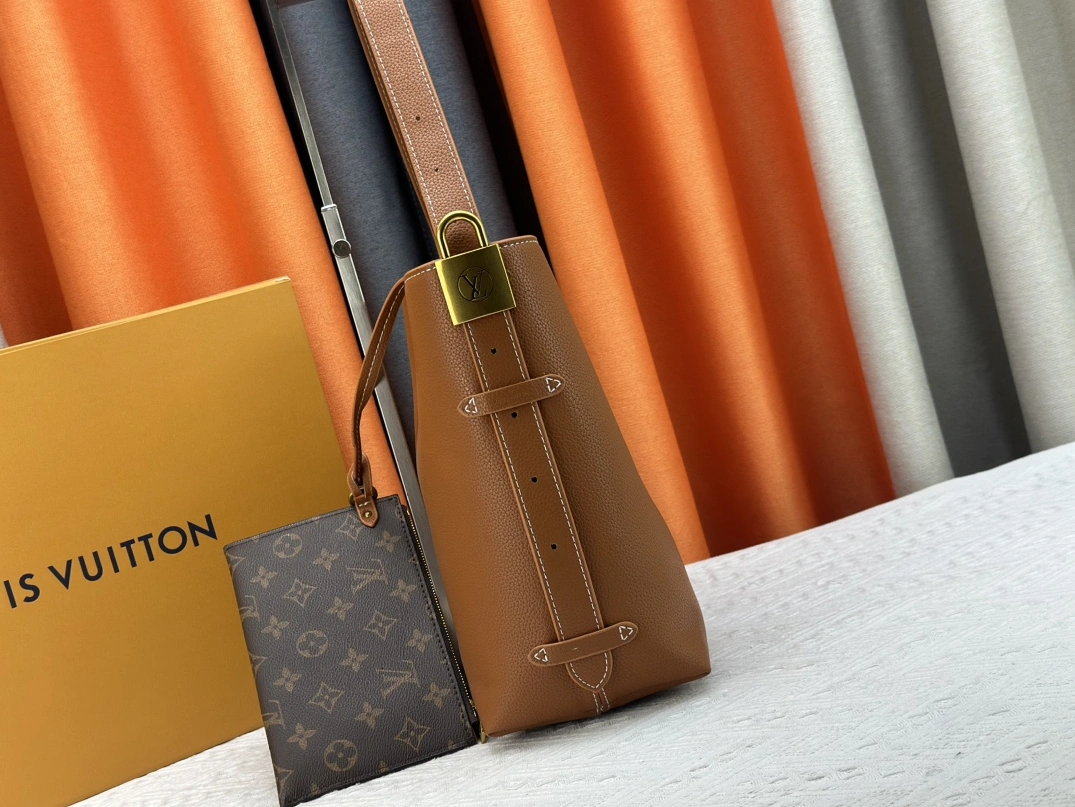 Louis Vuitton AAA Quality Shoulder Bags For Women Trendsetting 5918 - Image 3