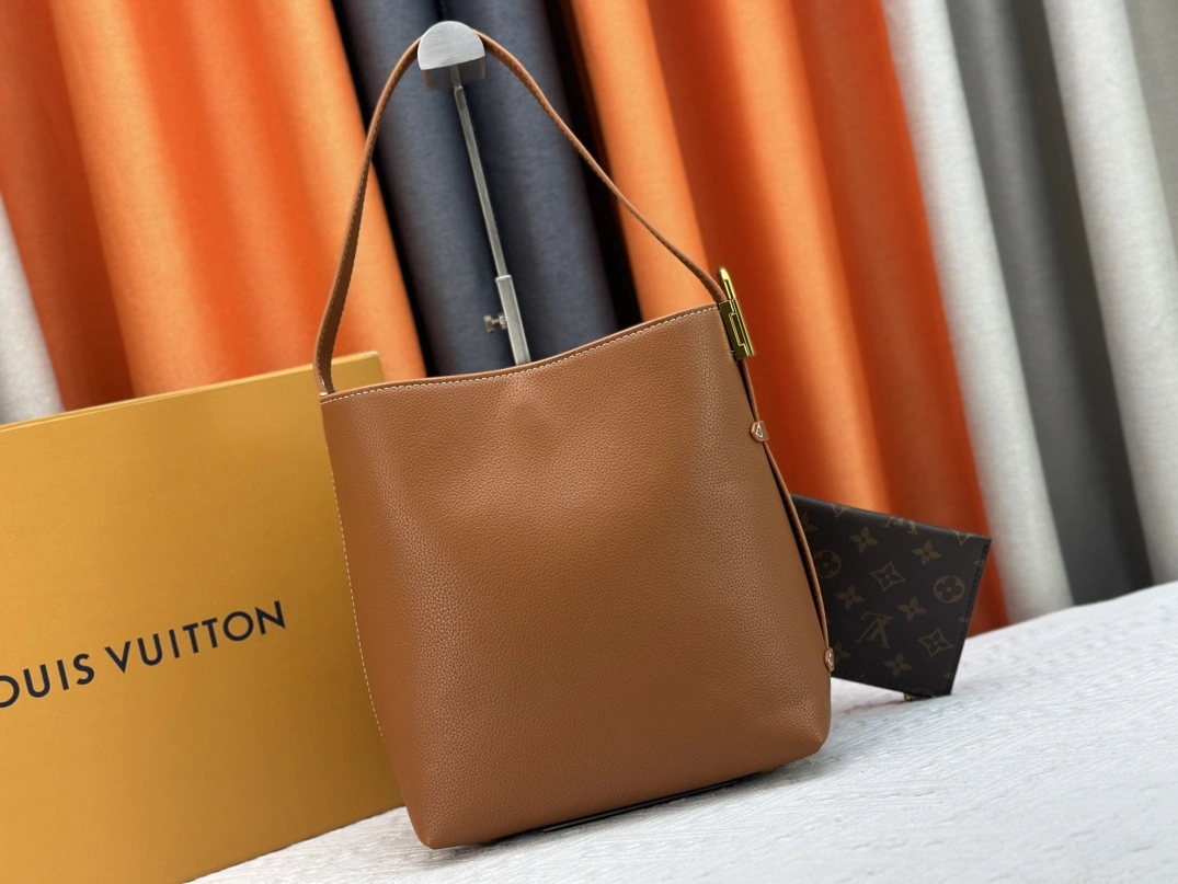 Louis Vuitton AAA Quality Shoulder Bags For Women Trendsetting 5918 - Image 4