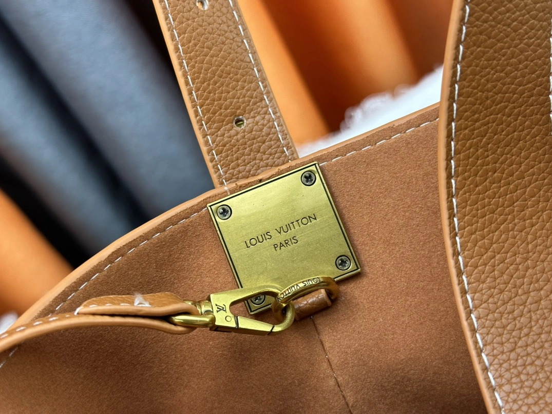 Louis Vuitton AAA Quality Shoulder Bags For Women Trendsetting 5918 - Image 7