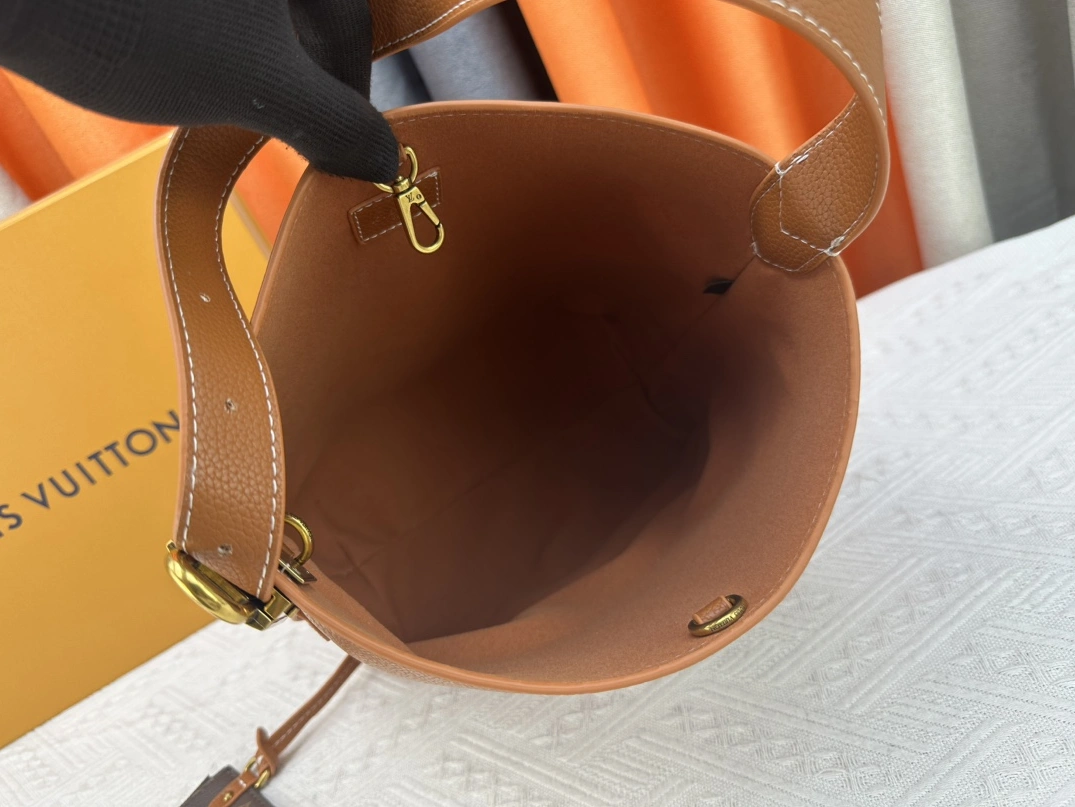 Louis Vuitton AAA Quality Shoulder Bags For Women Trendsetting 5918 - Image 8