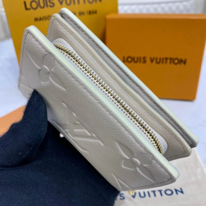 Inside ca Louis Vuitton Clea Wallet Creme - Image 4