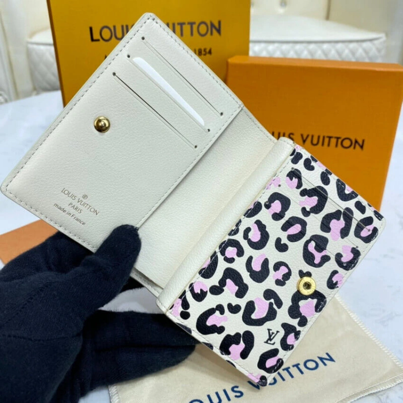 Inside ca Louis Vuitton Clea Wallet Creme - Image 7