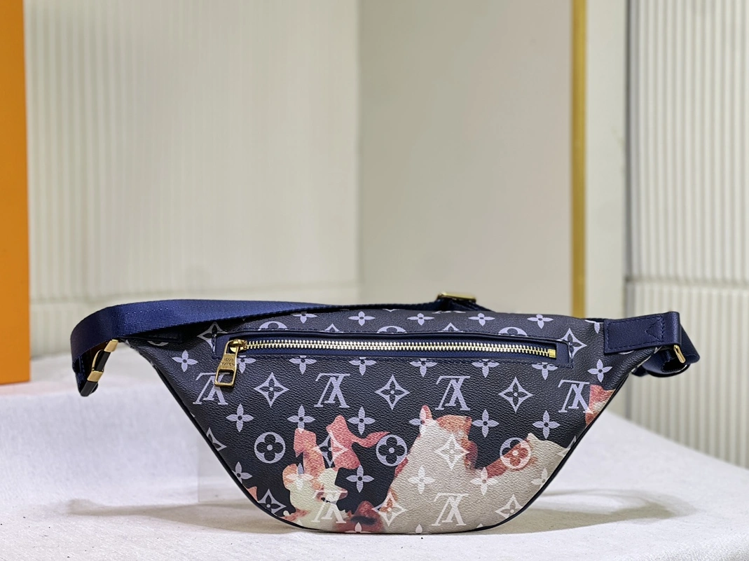 Louis Vuitton LV AAA Quality Belt Bags Comfortable 5614 - Image 3