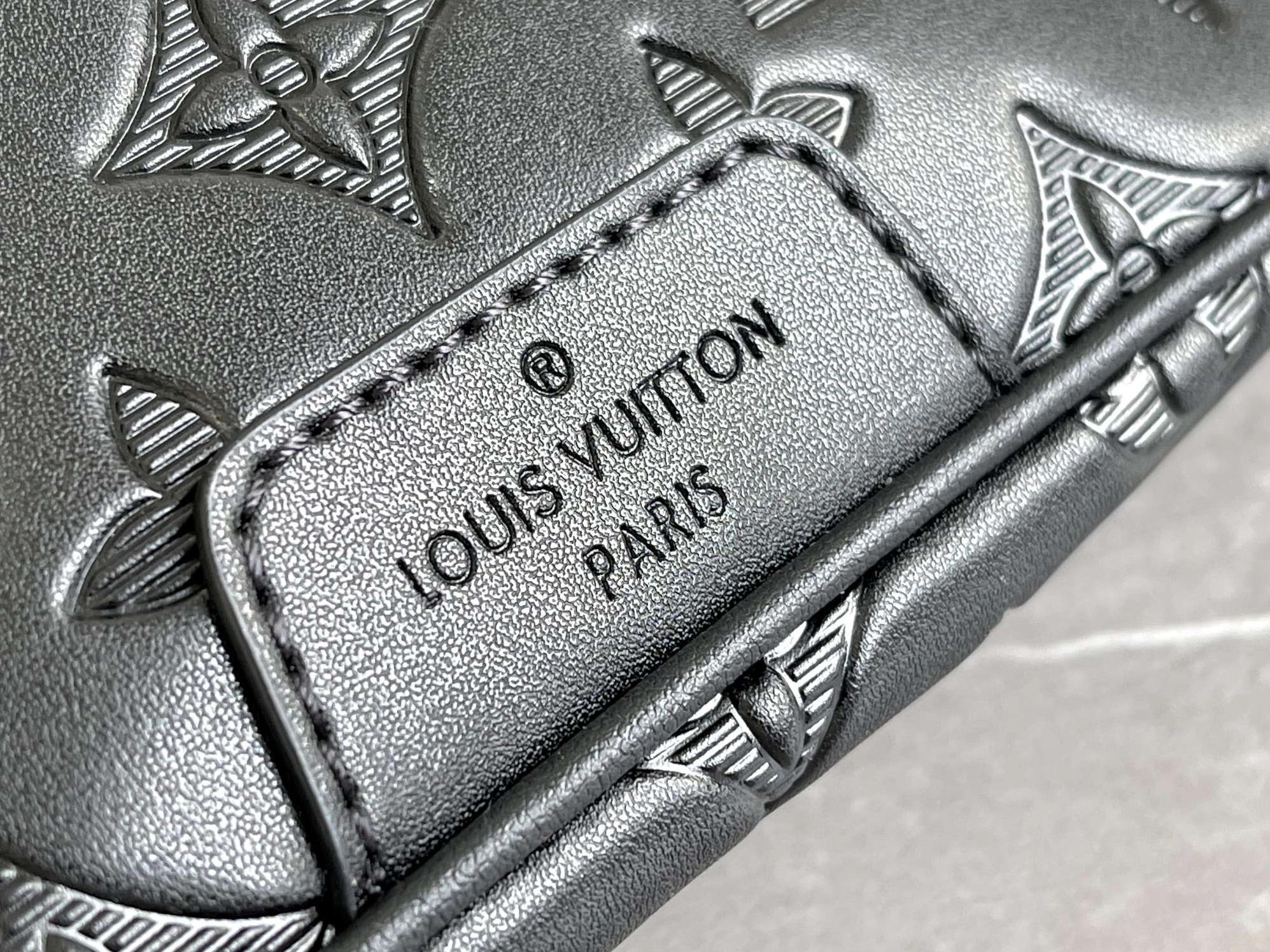 Louis Vuitton LV AAA Quality Belt Bags Sophisticated 7126 - Image 3