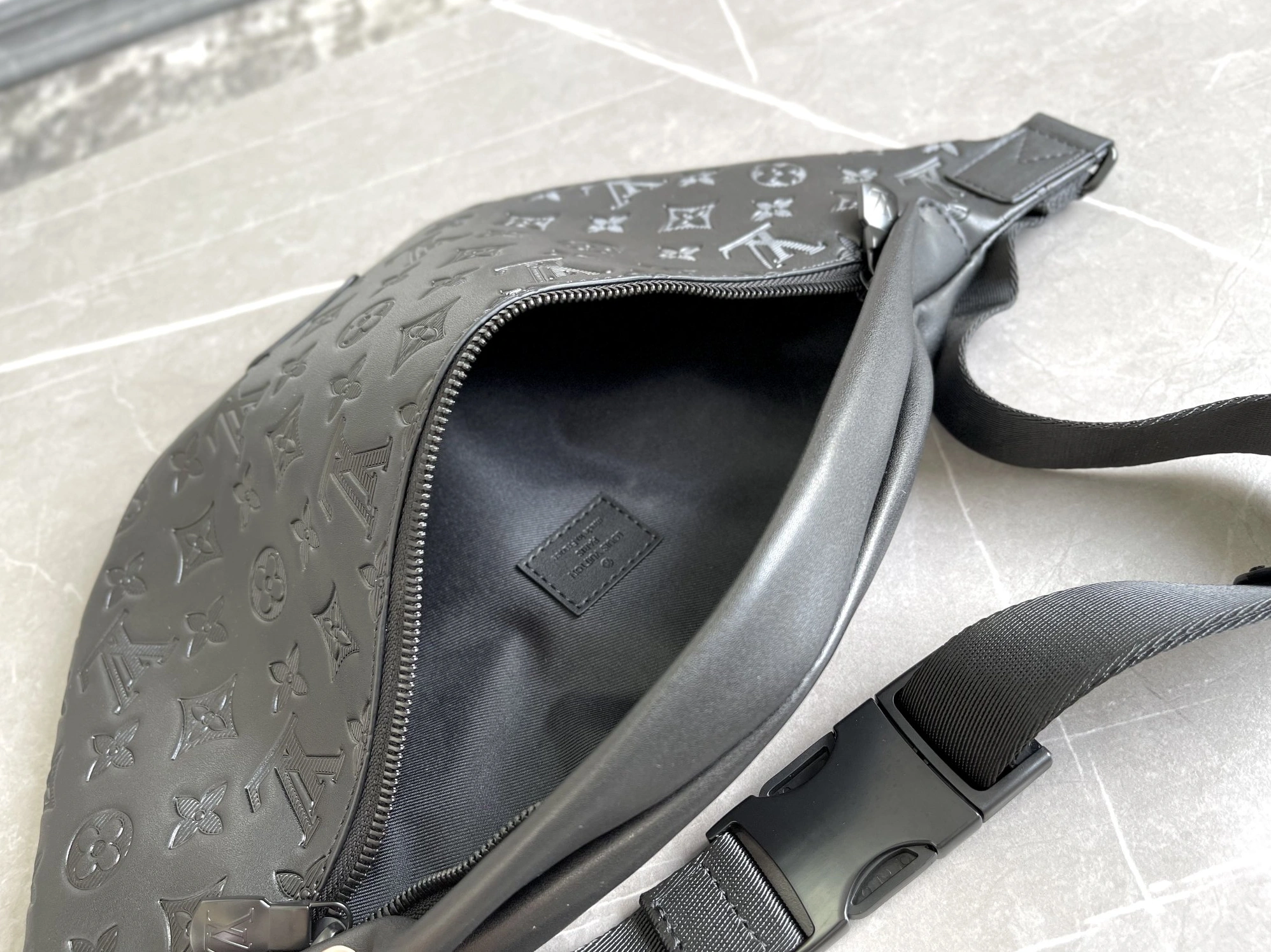 Louis Vuitton LV AAA Quality Belt Bags Sophisticated 7126 - Image 7