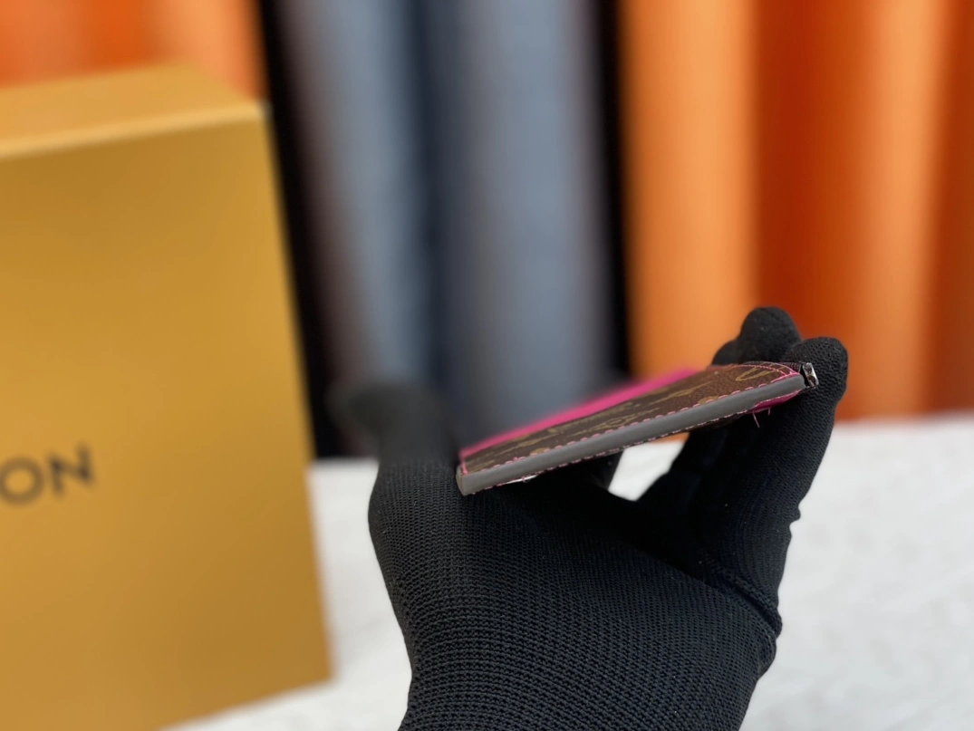 Louis Vuitton LV Card Case For Women Fashionable 7118 - Image 4