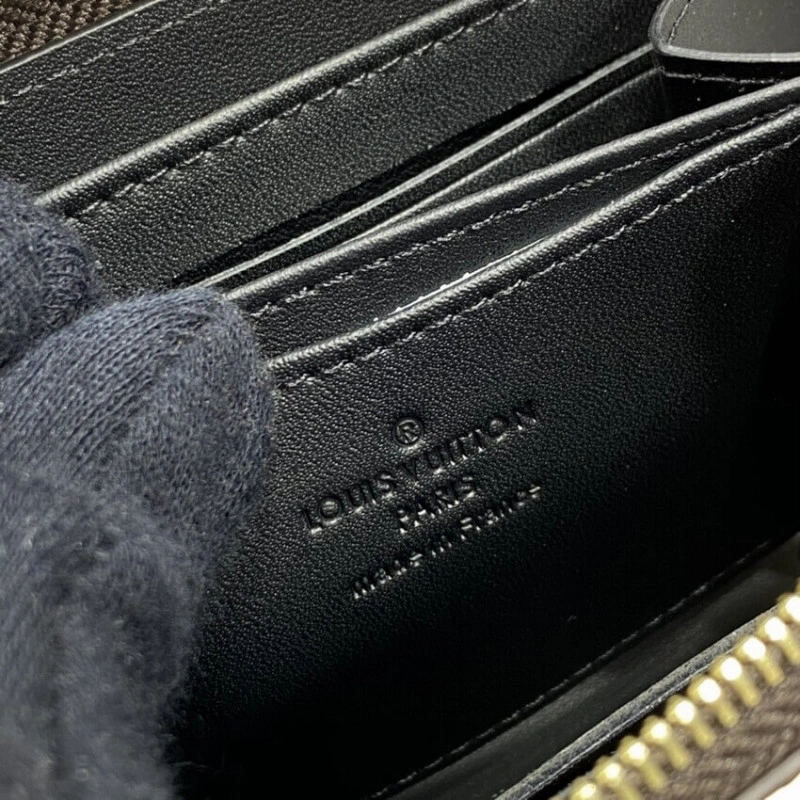 Businessc Louis Vuitton Monogram Canvas Zippy Coin Purse - Image 9