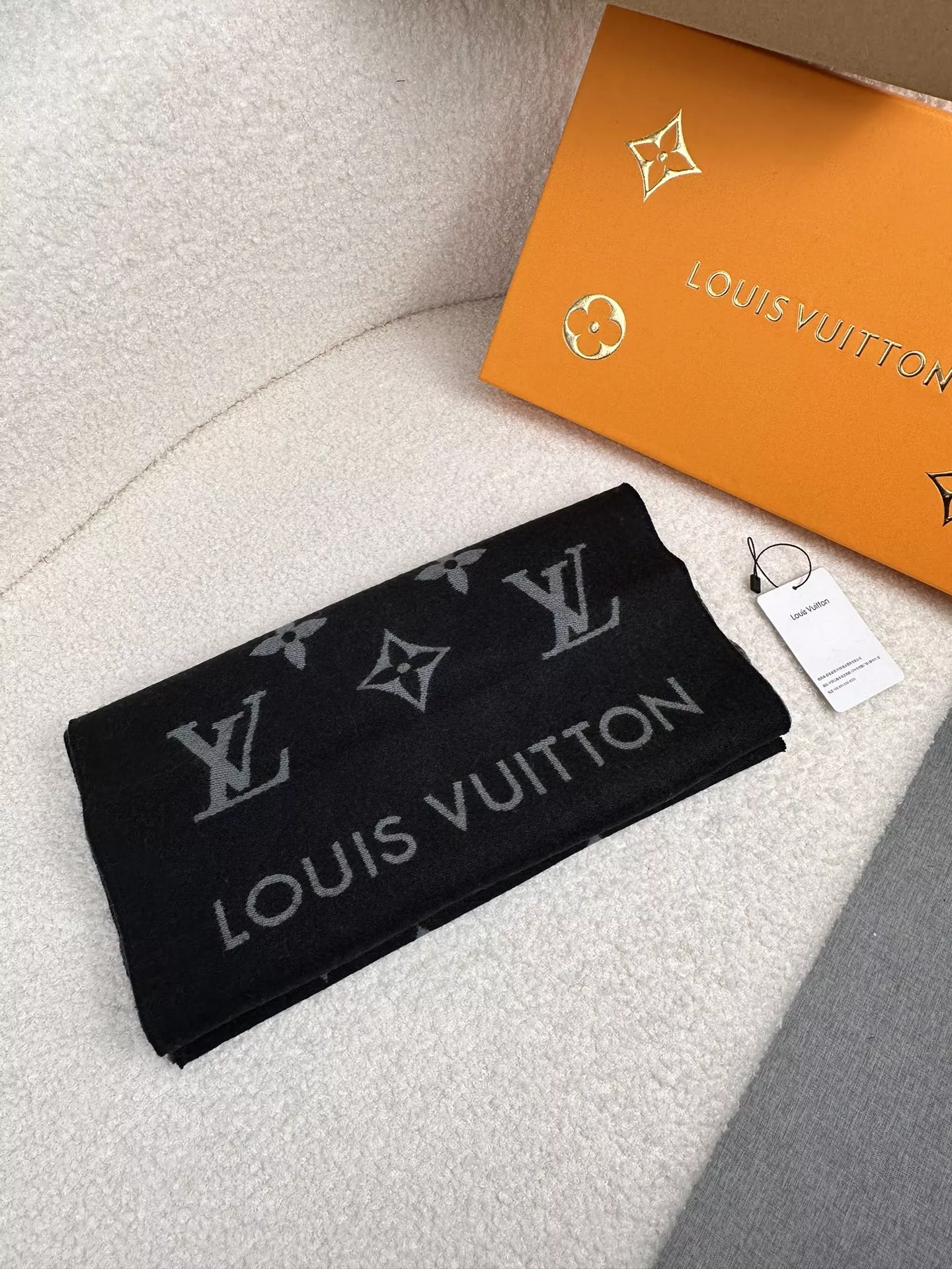 Louis Vuitton Scarf For Unisex Trendsetting 8064