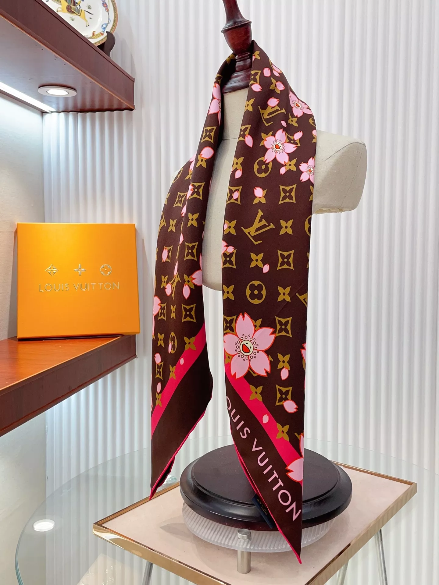 Louis Vuitton Silk Squares Sleek 8401 - Image 4