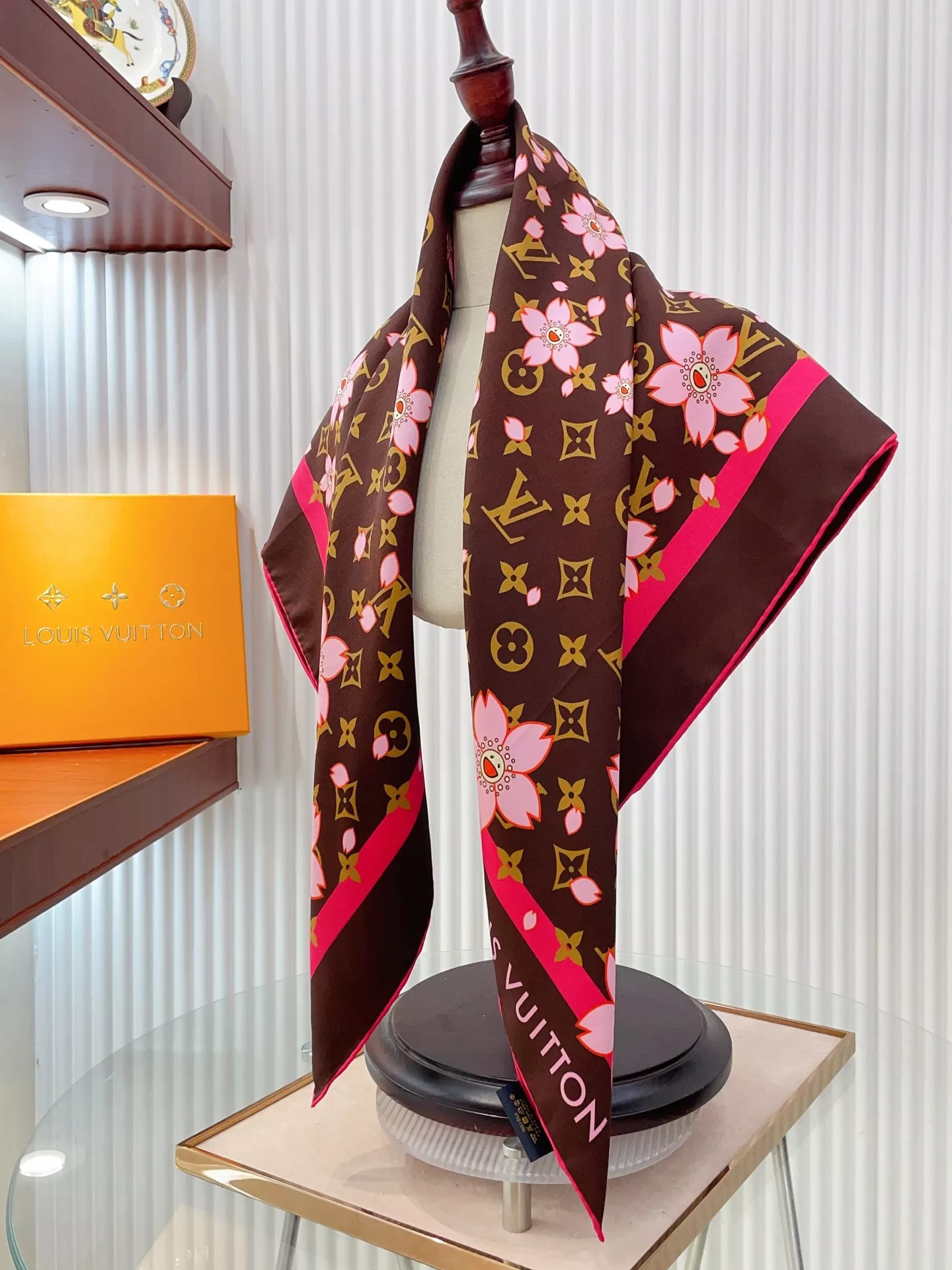 Louis Vuitton Silk Squares Sleek 8401 - Image 6