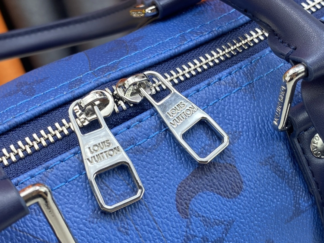 Louis Vuitton Travel Bags For Unisex Stylish 4431 - Image 5