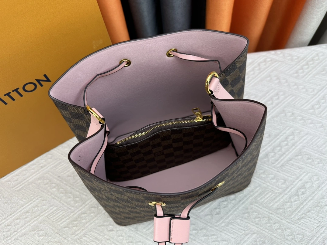 Minimalist 2482 Louis Vuitton AAA Quality Messenger Bags For Women - Image 8