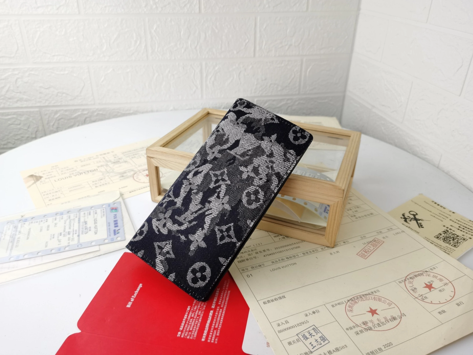 Minimalist 3298 Louis Vuitton LV Card Case For Unisex - Image 3