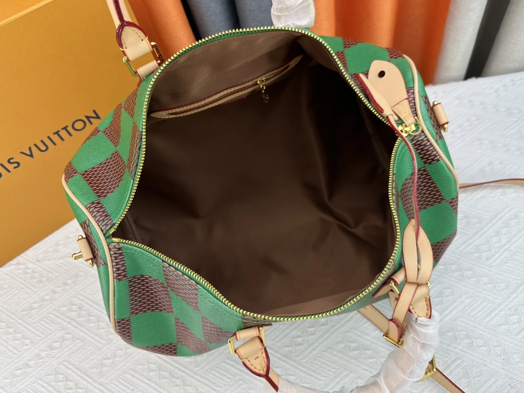 Minimalist 5735 Louis Vuitton Travel Bags For Women - Image 8