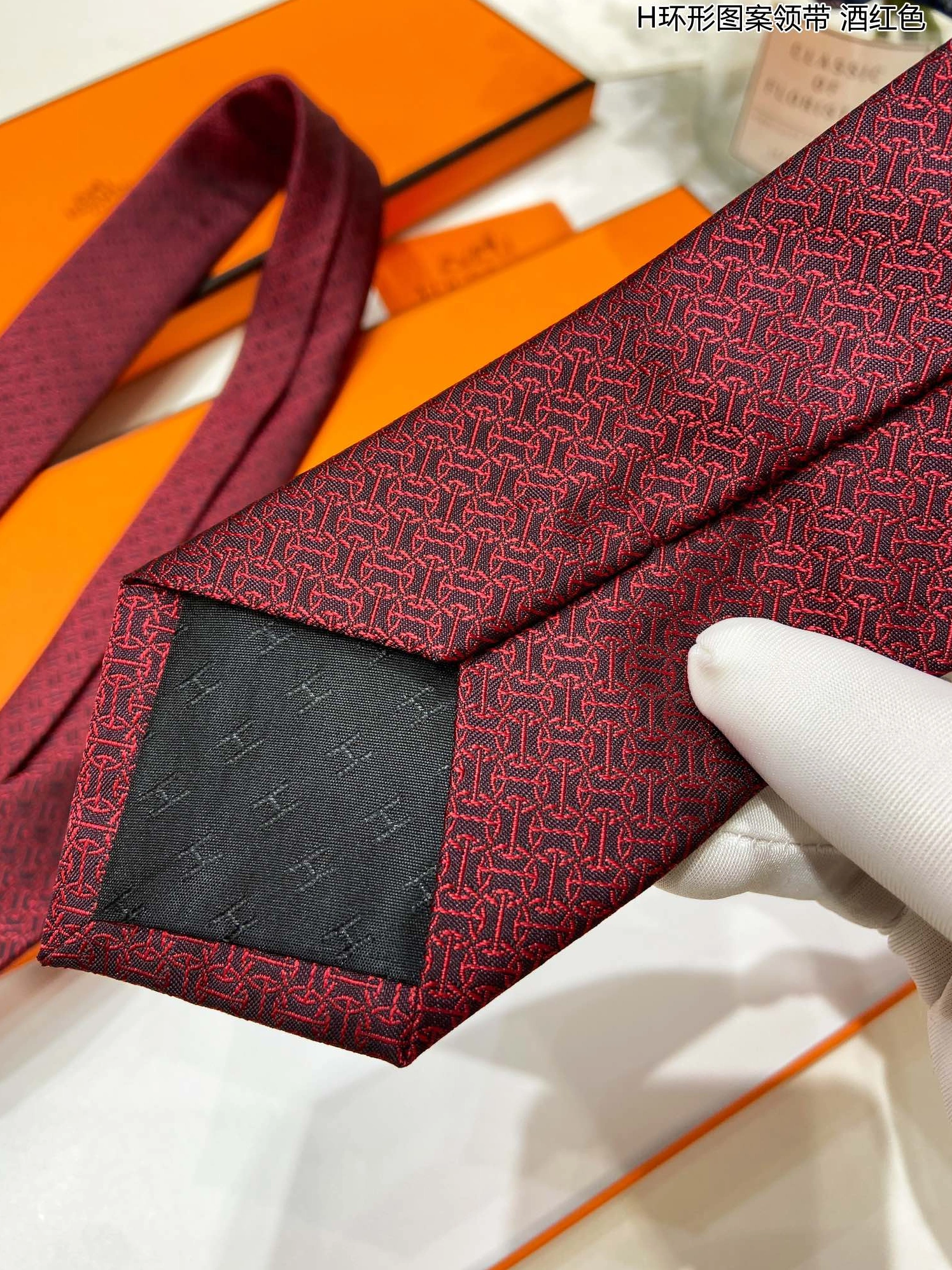 Modern 3352 Hermes Necktie - Image 5