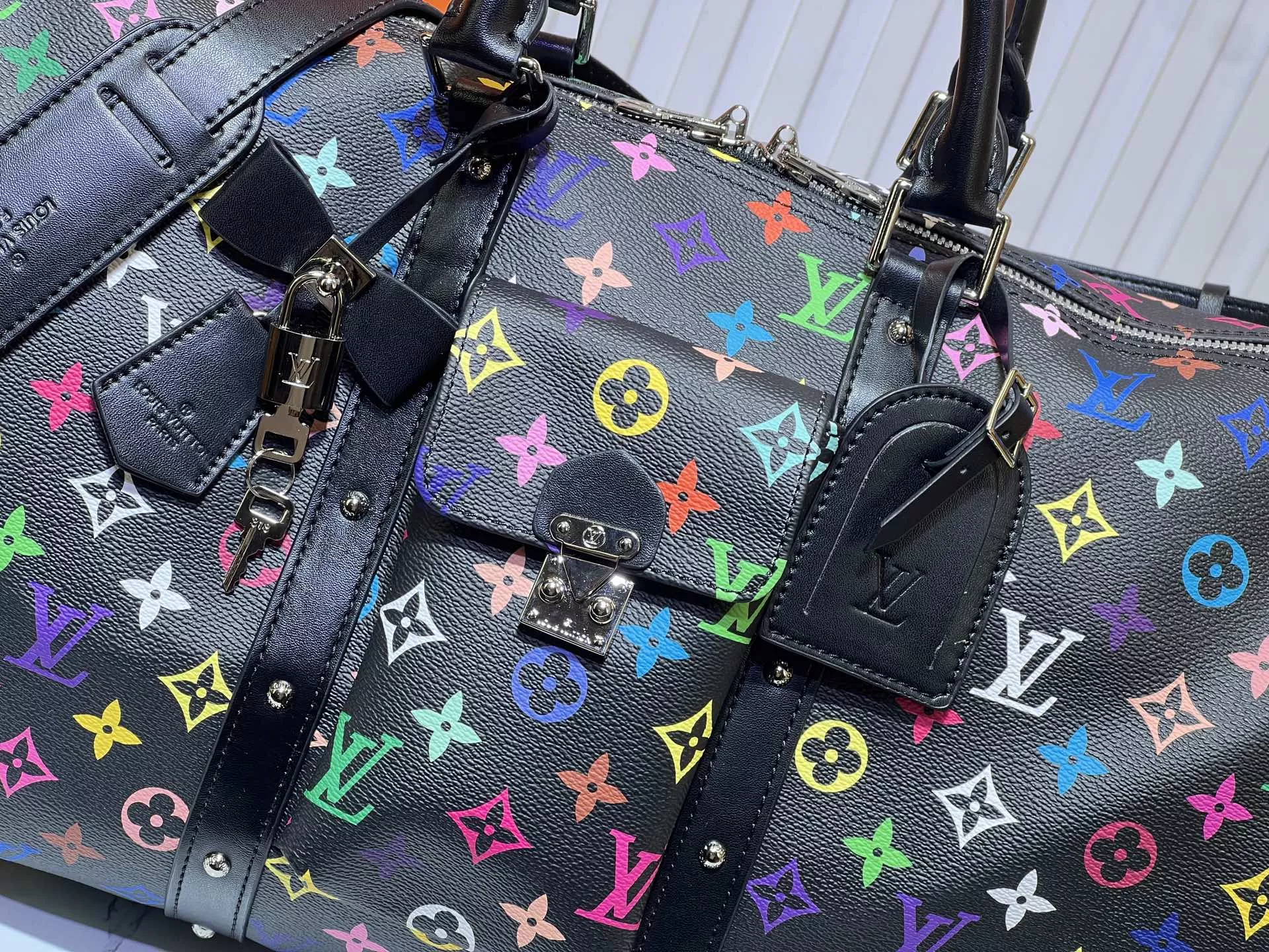 Practical 6134 Louis Vuitton Travel Bags - Image 6