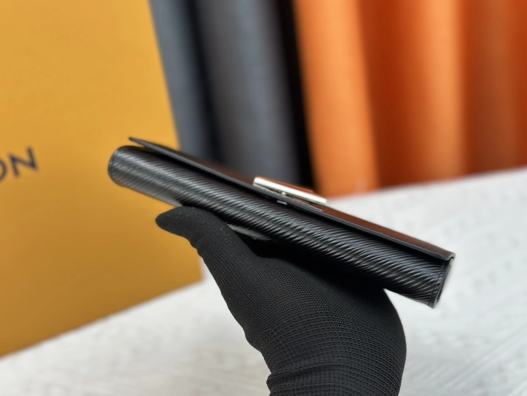 Resilient 9001 Louis Vuitton LV Wallets - Image 3