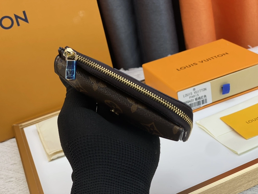 Soft 912 Louis Vuitton LV Card Case In Black For Women - Image 3