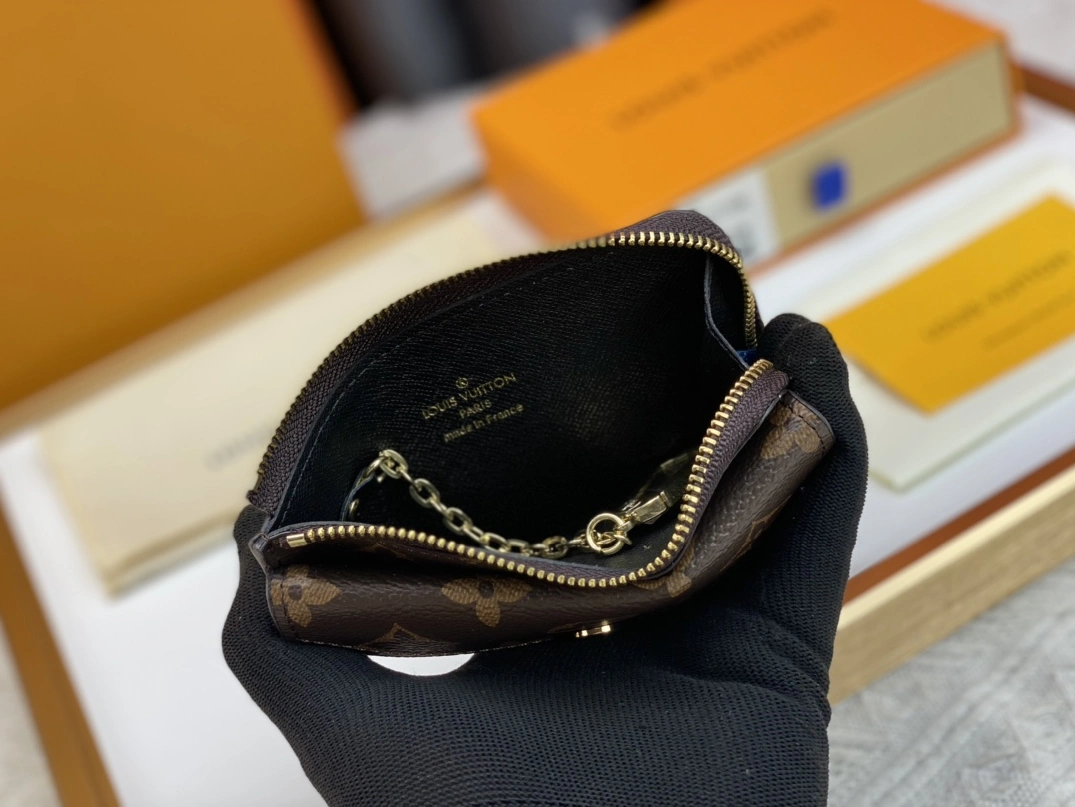 Soft 912 Louis Vuitton LV Card Case In Black For Women - Image 7