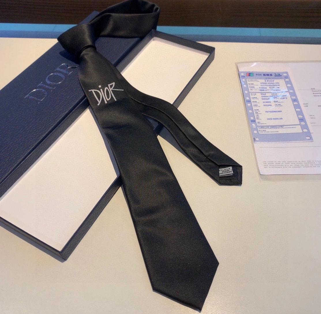 Sophisticated 1913 Christian Dior Necktie For Men - Image 4