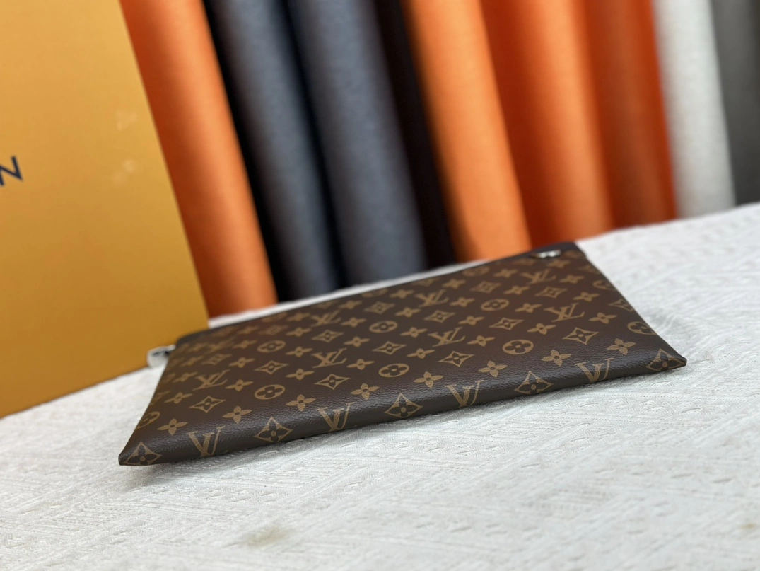 Unique 8620 Louis Vuitton LV Wallets For Unisex - Image 4
