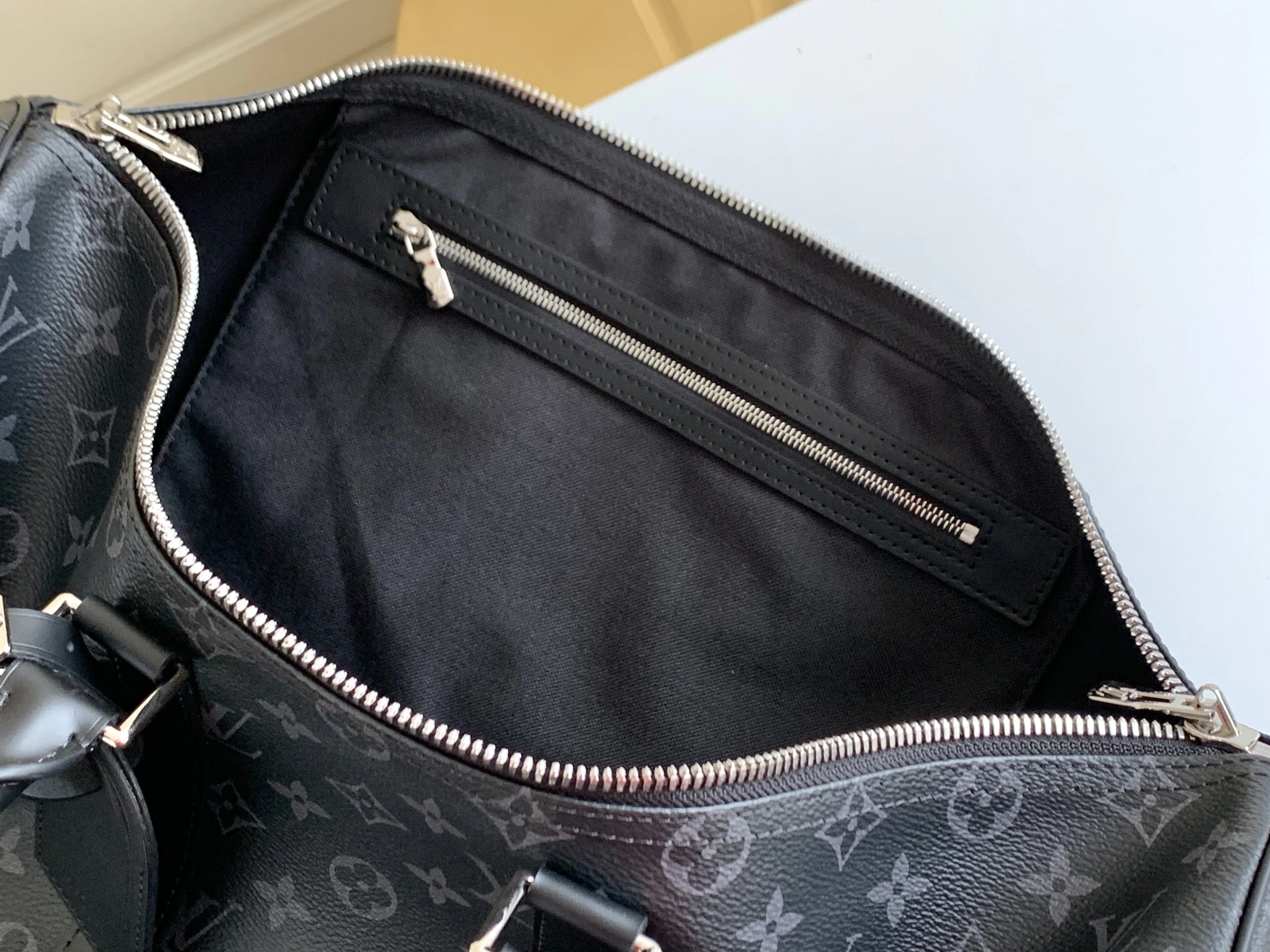 Versatile 4498 Louis Vuitton Travel Bags - Image 8