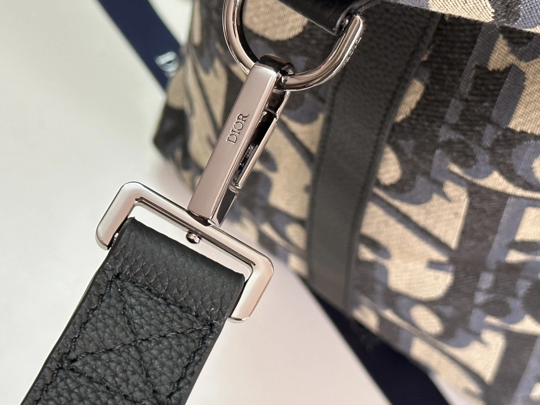 Vibrant 4181 Christian Dior Travel Bags - Image 7