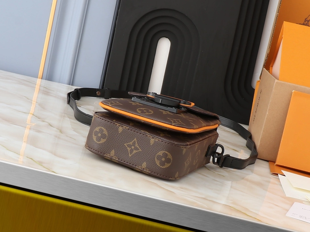 WellDesigned 4986 Louis Vuitton AAA Quality Messenger Bags For Unisex - Image 3