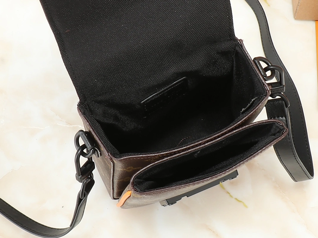 WellDesigned 4986 Louis Vuitton AAA Quality Messenger Bags For Unisex - Image 8