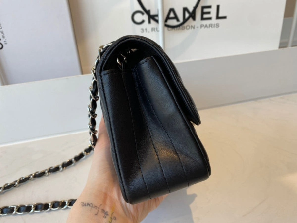 Fashionable CHANEL FLAP BAG 719 - Image 5