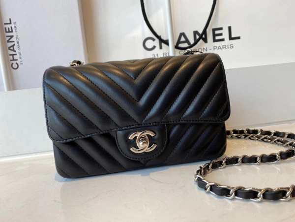 Fashionable CHANEL FLAP BAG 719 - Image 3