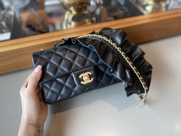 Fashionable CHANEL FLAP BAG 679 - Image 3