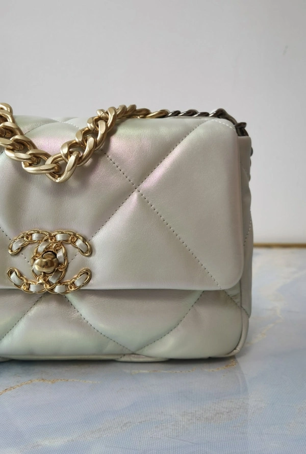 Comfortable CHANEL 19 FLAP BAG 83 - Image 4