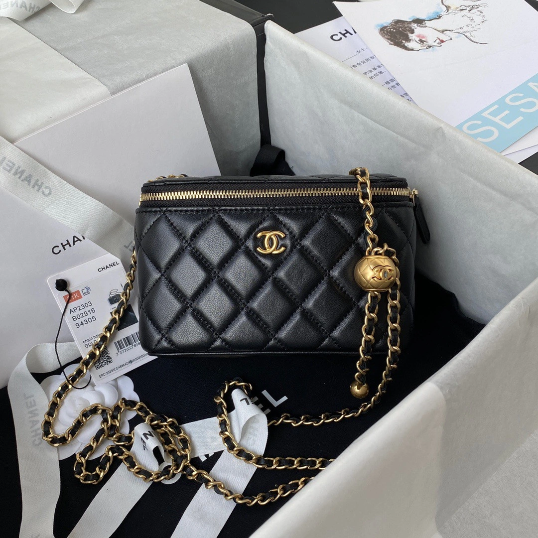 AllSeason CHANEL CHANELUTCH WITH CHAIN 1252