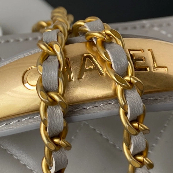 CHANEL VANITY WITH CHAIN ModernLook 1216 - Image 9