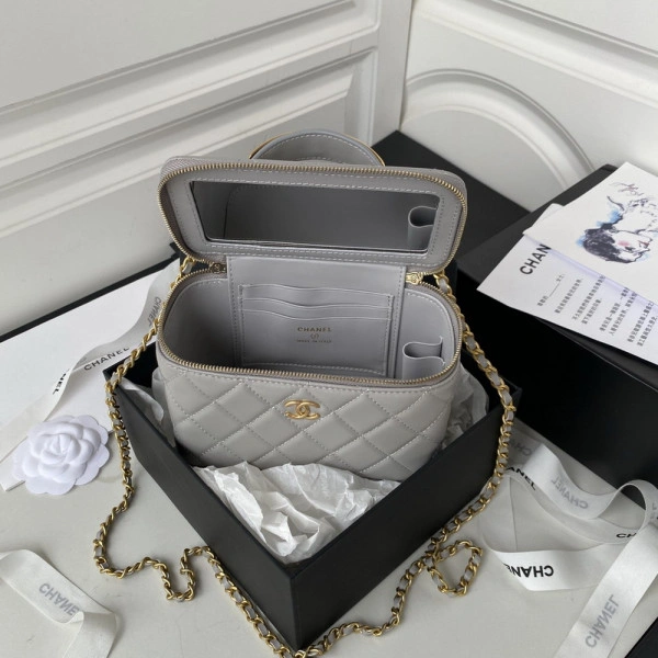 CHANEL VANITY WITH CHAIN ModernLook 1216 - Image 8