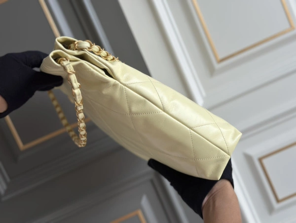 CHANEL 22 SMALL HANDBAG Trendy 1548 - Image 4